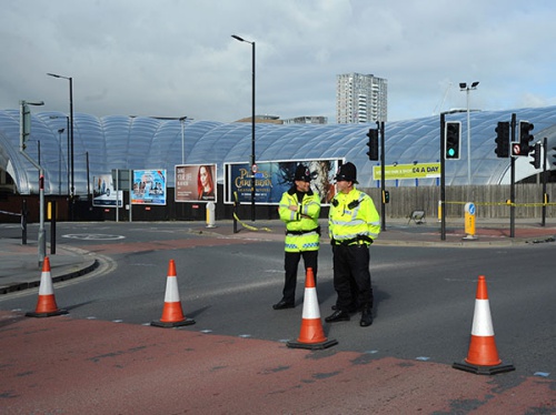 Cảnh sát hôm nay tiếp tục phong toả nhà thi đấu Manchester sau vụ đánh bom tự sát. Ảnh: AP