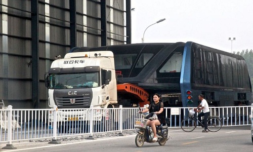 xe-buyt-bay-trung-quoc-bi-keo-khoi-garage